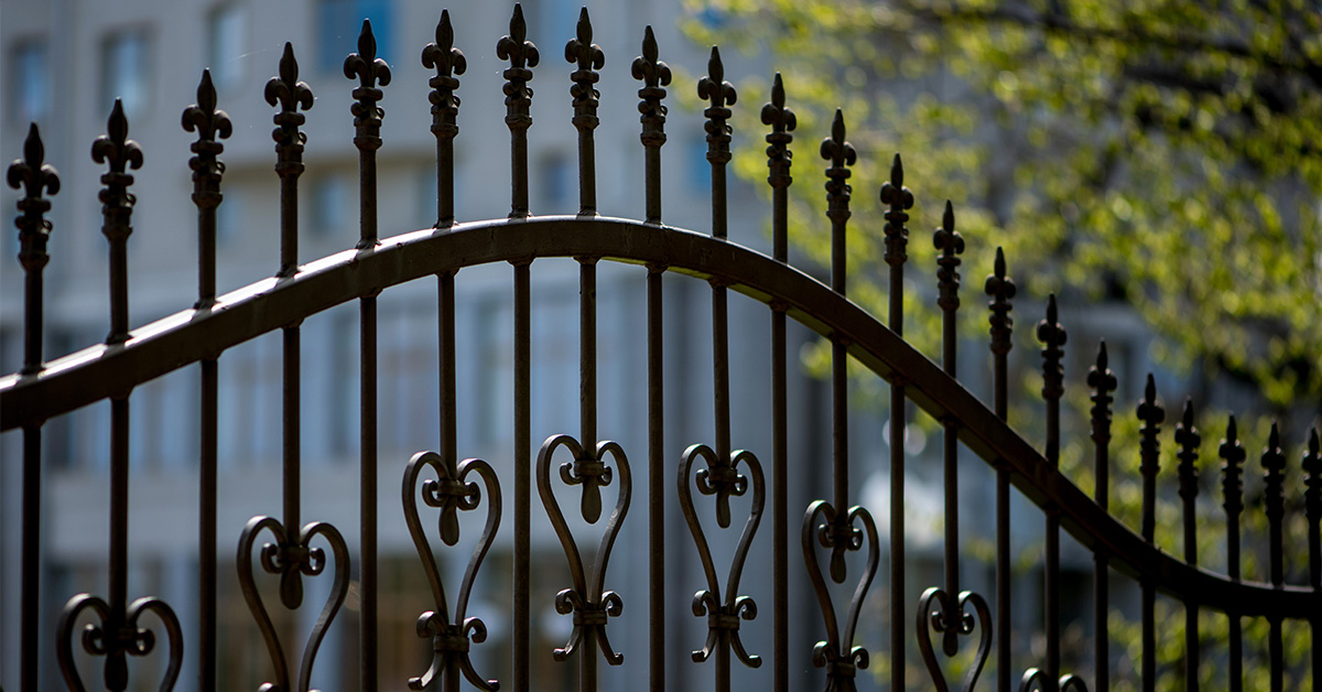 A project for autumn - restoring an outdoor metal fence | Helios Deco